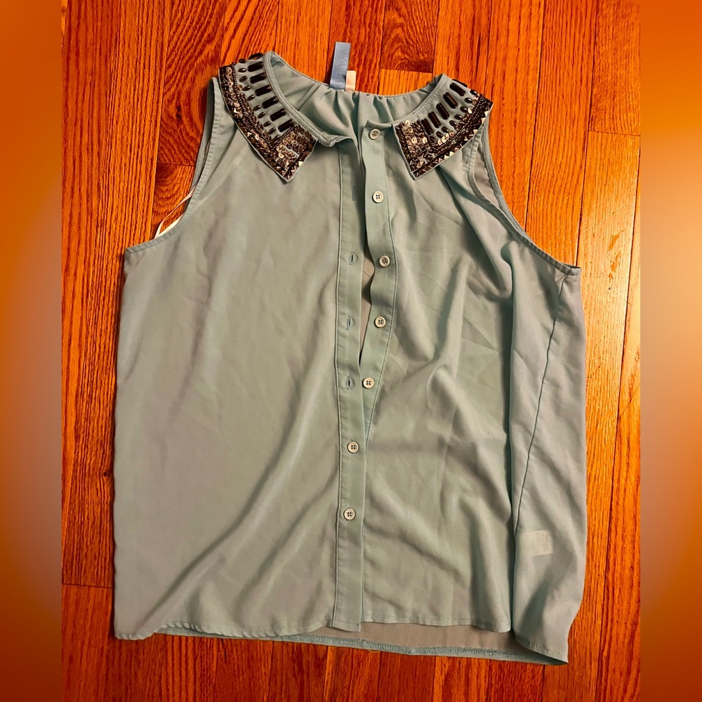 Cute top!! Lovely beading!